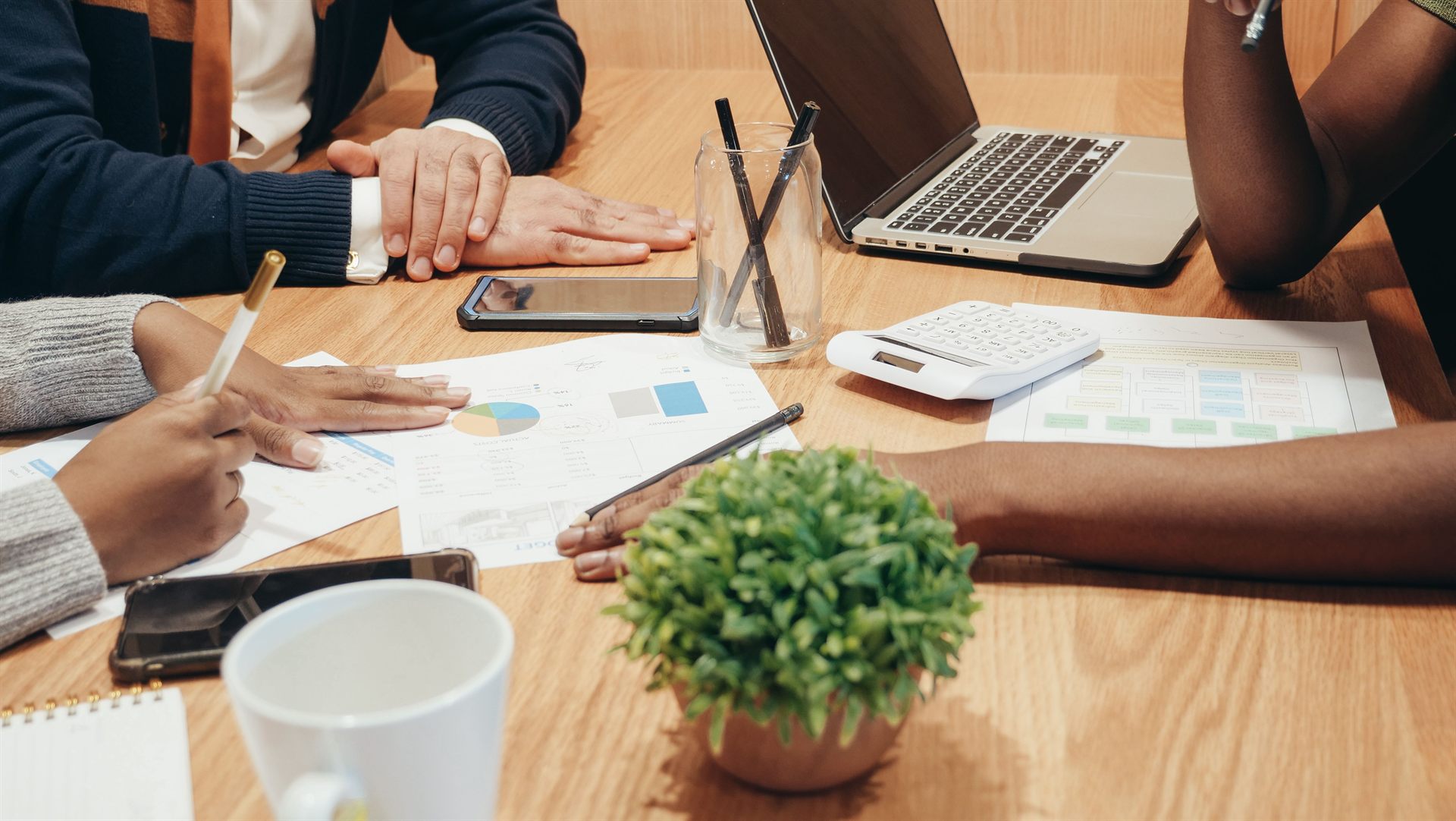 Equipe analisando relatórios e indicadores em uma reunião de consultoria